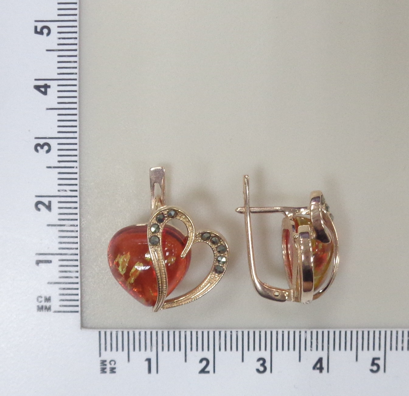 Серебряные серьги с янтарем "Сердца"